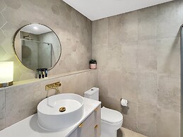 Modern 2-bedroom Apartment With Pool Access