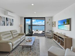 Modern 2-bedroom Apartment With Pool Access