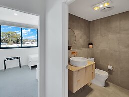 Modern 2-bedroom Apartment With Pool Access
