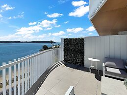 Modern 2-bedroom Apartment With Pool Access