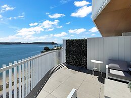 Modern 2-bedroom Apartment With Pool Access
