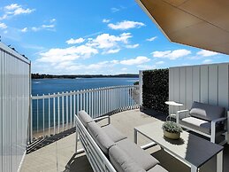 Modern 2-bedroom Apartment With Pool Access
