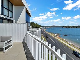 Modern 2-bedroom Apartment With Pool Access