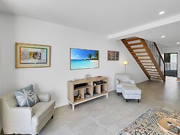 Modern 2-bedroom Apartment With Pool Access
