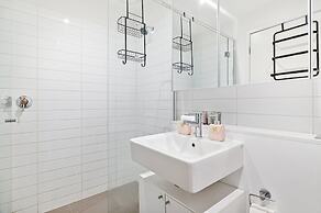 Bright 2-bed Home With Secure Parking