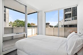 Bright 2-bed Home With Secure Parking