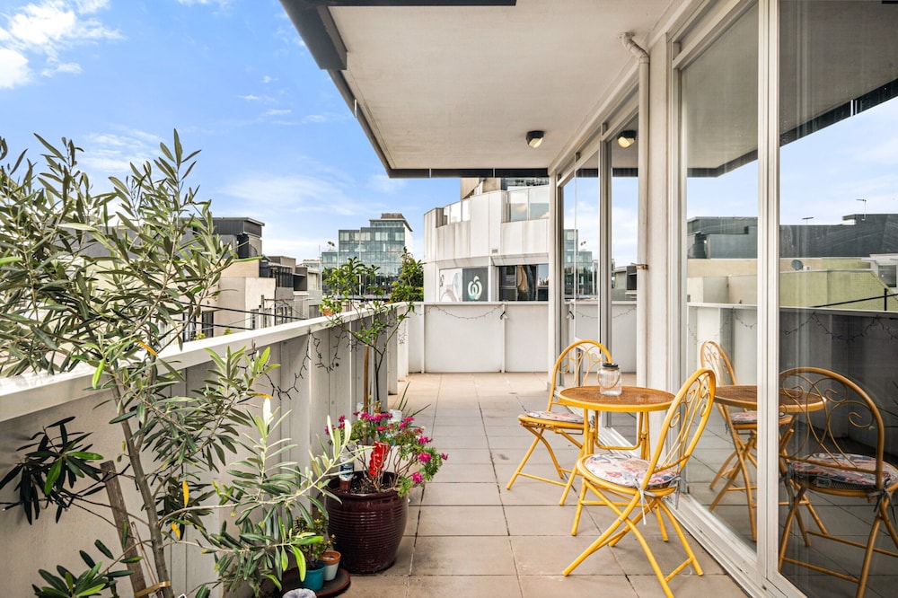 Bright 2-bed Home With Secure Parking