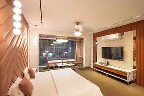 Majestic Inn