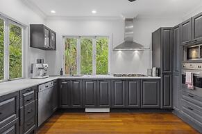 Spacious 3-bed Stay With Balcony and BBQ