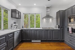 Spacious 3-bed Stay With Balcony and BBQ