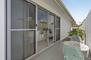 Spacious 4-bed House With Secure Parking