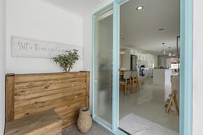 Spacious 4-bed House With Secure Parking