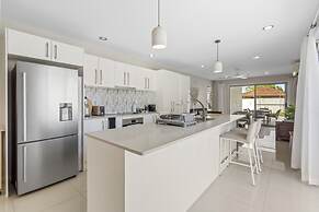Spacious 4-bed House With Secure Parking