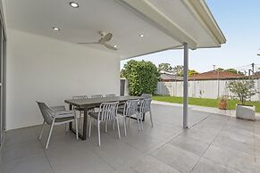 Spacious 4-bed House With Secure Parking