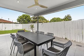 Spacious 4-bed House With Secure Parking