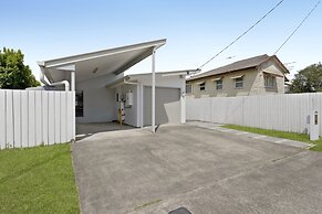 Spacious 4-bed House With Secure Parking