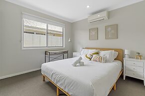 Spacious 4-bed House With Secure Parking