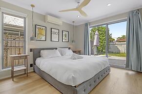 Spacious 4-bed House With Secure Parking