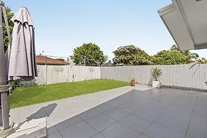 Spacious 4-bed House With Secure Parking
