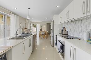 Spacious 4-bed House With Secure Parking