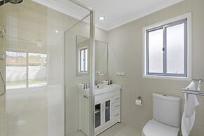 Spacious 4-bed House With Secure Parking