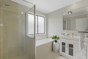 Spacious 4-bed House With Secure Parking