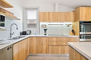 Light-filled House Close to Cafes and Parks