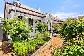 Light-filled House Close to Cafes and Parks