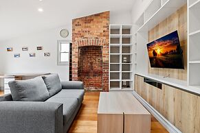 Light-filled House Close to Cafes and Parks
