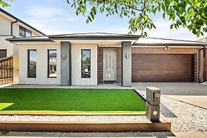 Spacious 4-bed Home With Private Outdoor Area