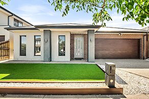 Spacious 4-bed Home With Private Outdoor Area