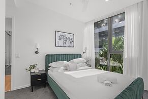Spacious Inner-city Apartment With Pool