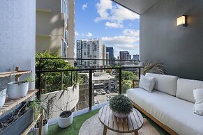 Spacious Inner-city Apartment With Pool