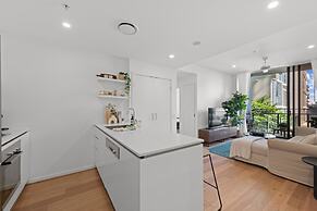 Spacious Inner-city Apartment With Pool