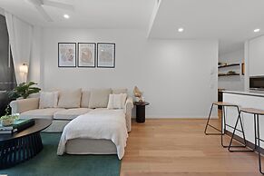 Spacious Inner-city Apartment With Pool