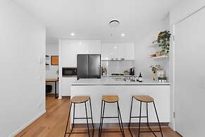 Spacious Inner-city Apartment With Pool