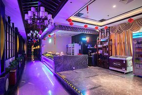 CloudEase International Aparthotel