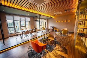 Ceylonz Suites by Mana Mana