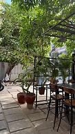 Amora De Cafe & Guest House