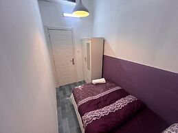 Calm Partition Room Near Metro