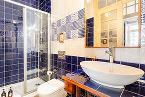 Artistic Alfama 4BR Cathedral Views Tram 28