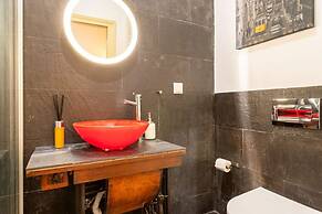 Artistic Alfama 4BR Cathedral Views Tram 28