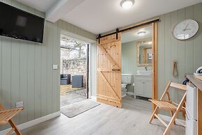 1 Bed Home - Sleeps 2 - Pets - Patio - Parking
