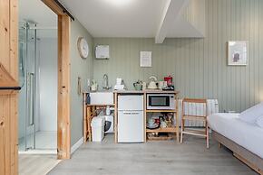 1 Bed Home - Sleeps 2 - Pets - Patio - Parking