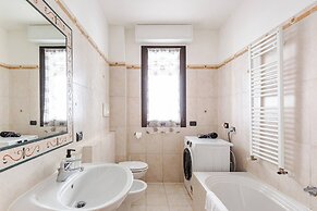 Central Apartment Caniggia 2 With Terrace in Como
