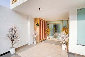FabHotel Amrit Luxury Inn - Near Candor Tech Space