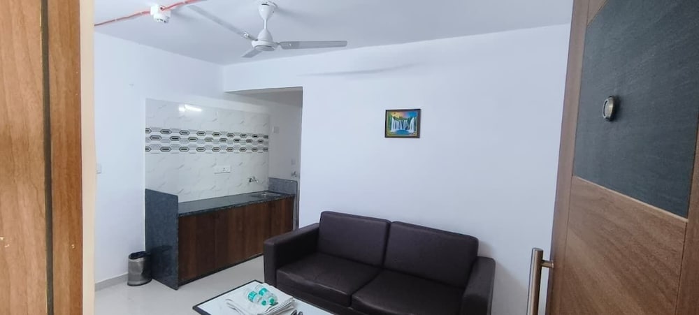 Royal Night Guesthouse - Daman