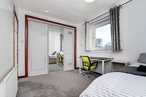 4 Bedroom House - Free Parking
