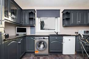4 Bedroom House - Free Parking
