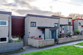 4 Bedroom House - Free Parking